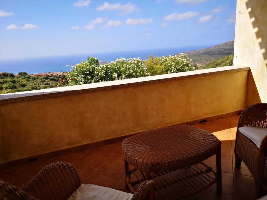 Terrazza dell’Elicriso con arredi in vimini e vista sul mare